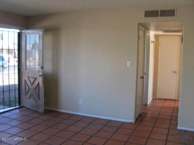 7539 West Cheery Lynn Road Phoenix, AZ 85033 - Photo 2 of 7 LIVING ROOM