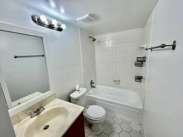 $1,800 | 4314 Northwest 9th Avenue, Unit 42B, Deerfield Beach, FL 33064