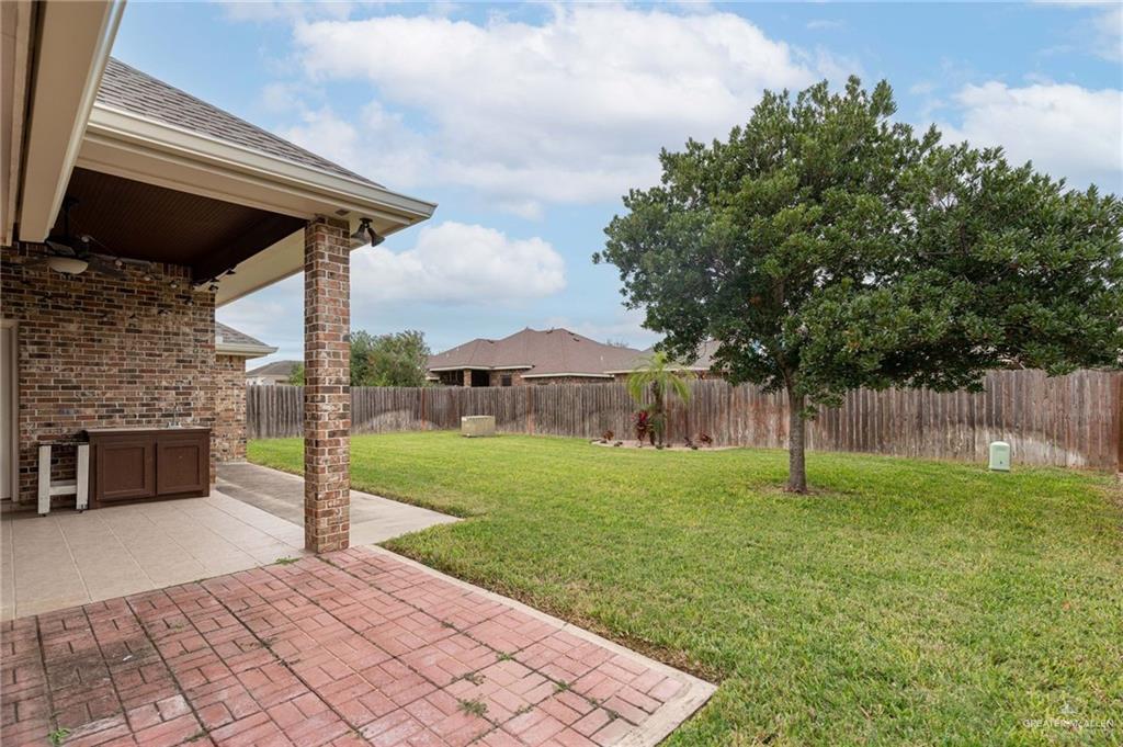 2112 Kilgore Avenue McAllen, TX 78504 - Photo 3 of 19 a backyard of a house with lots of green space
