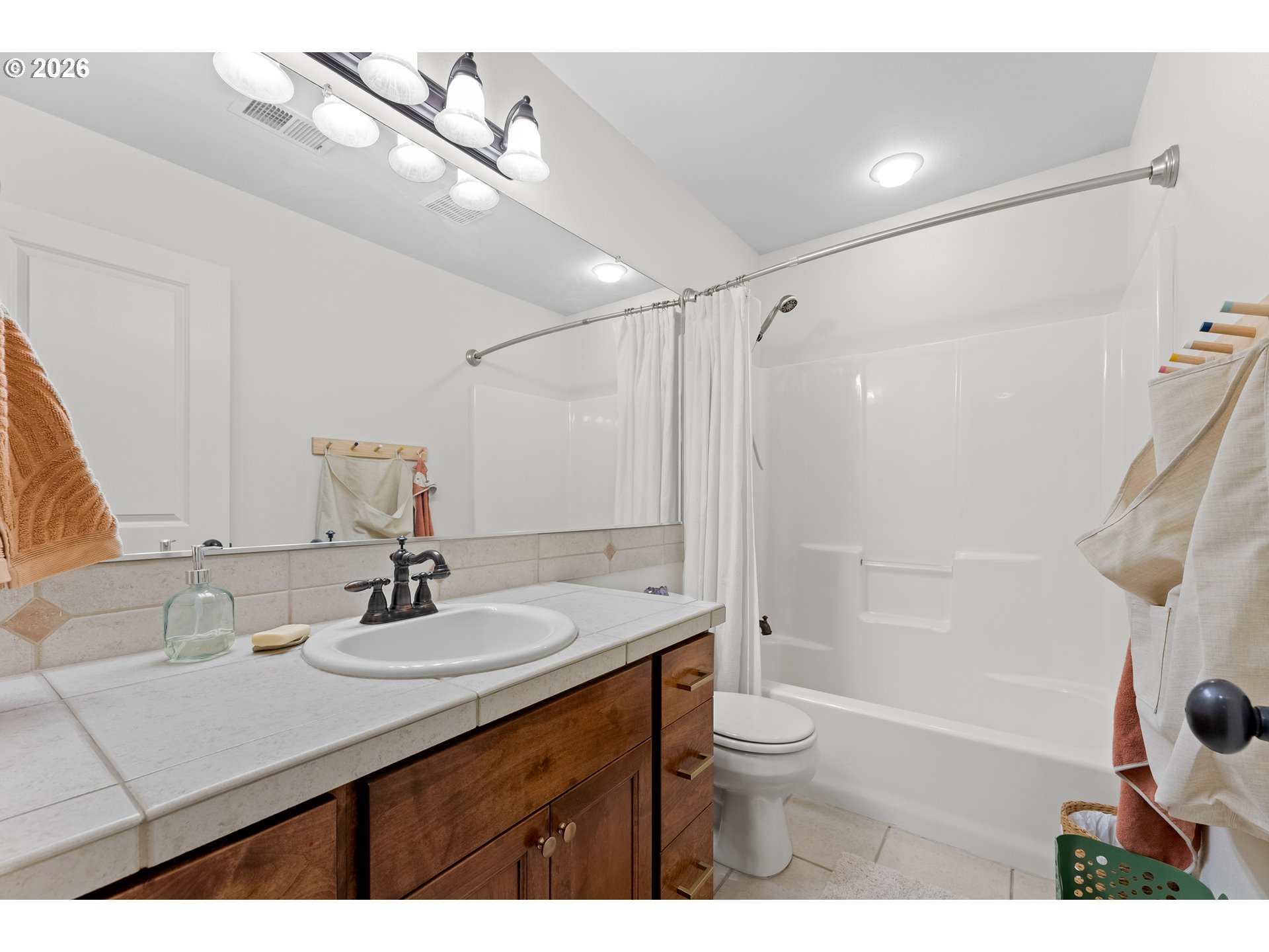 2825 Southeast 16th Avenue Portland, OR 97202 - Photo 28 of 33 Bathroom