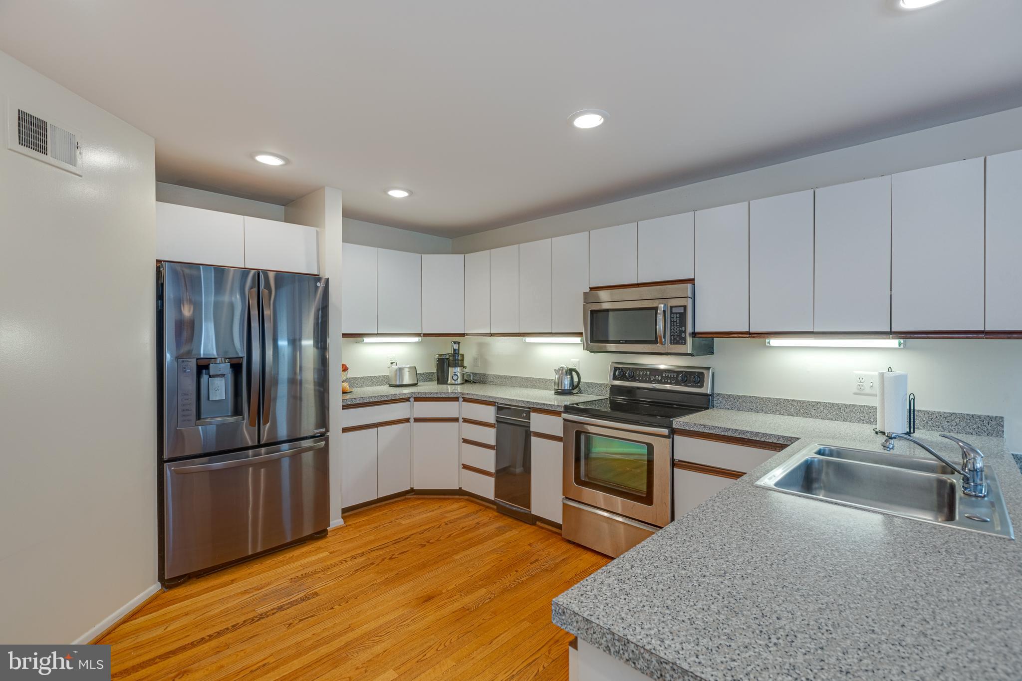 1973 Lakeport Way Reston, VA 20191 - Photo 11 of 69 Countertops were replaced! Functional layout!