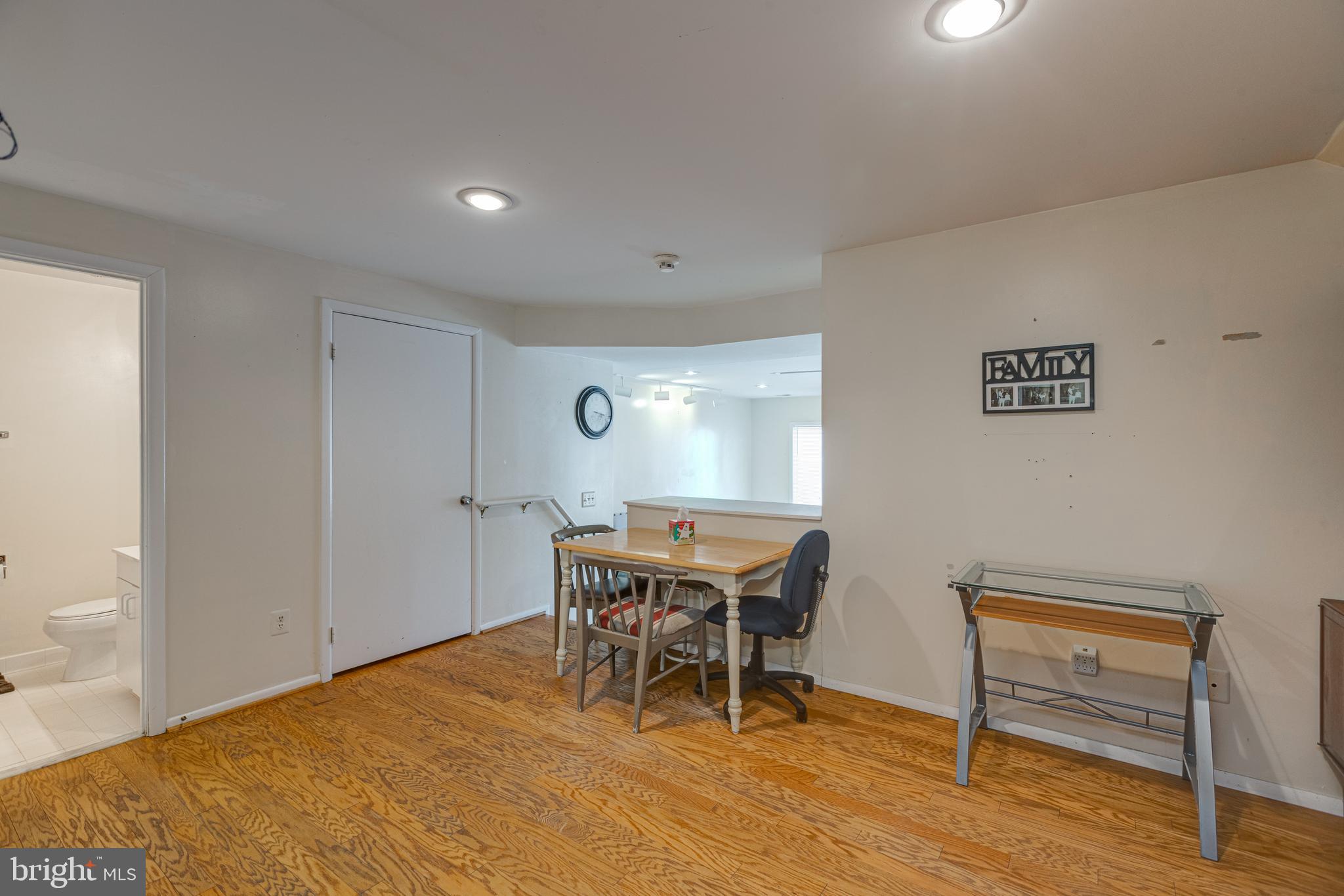1973 Lakeport Way Reston, VA 20191 - Photo 49 of 69 Hello to the apartment downstairs!