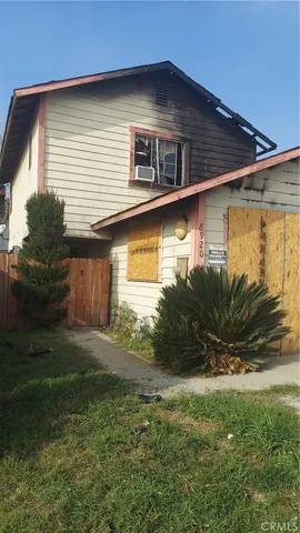 a house view with a backyard space