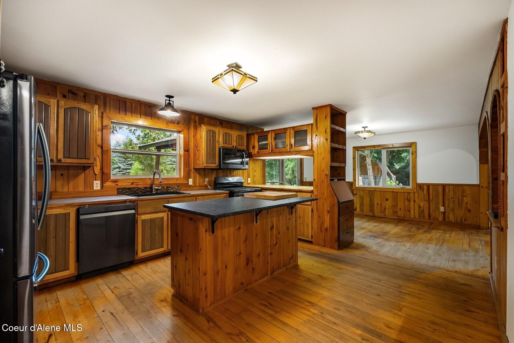279 Tower Road Naples, ID 83847 - Photo 9 of 34 09