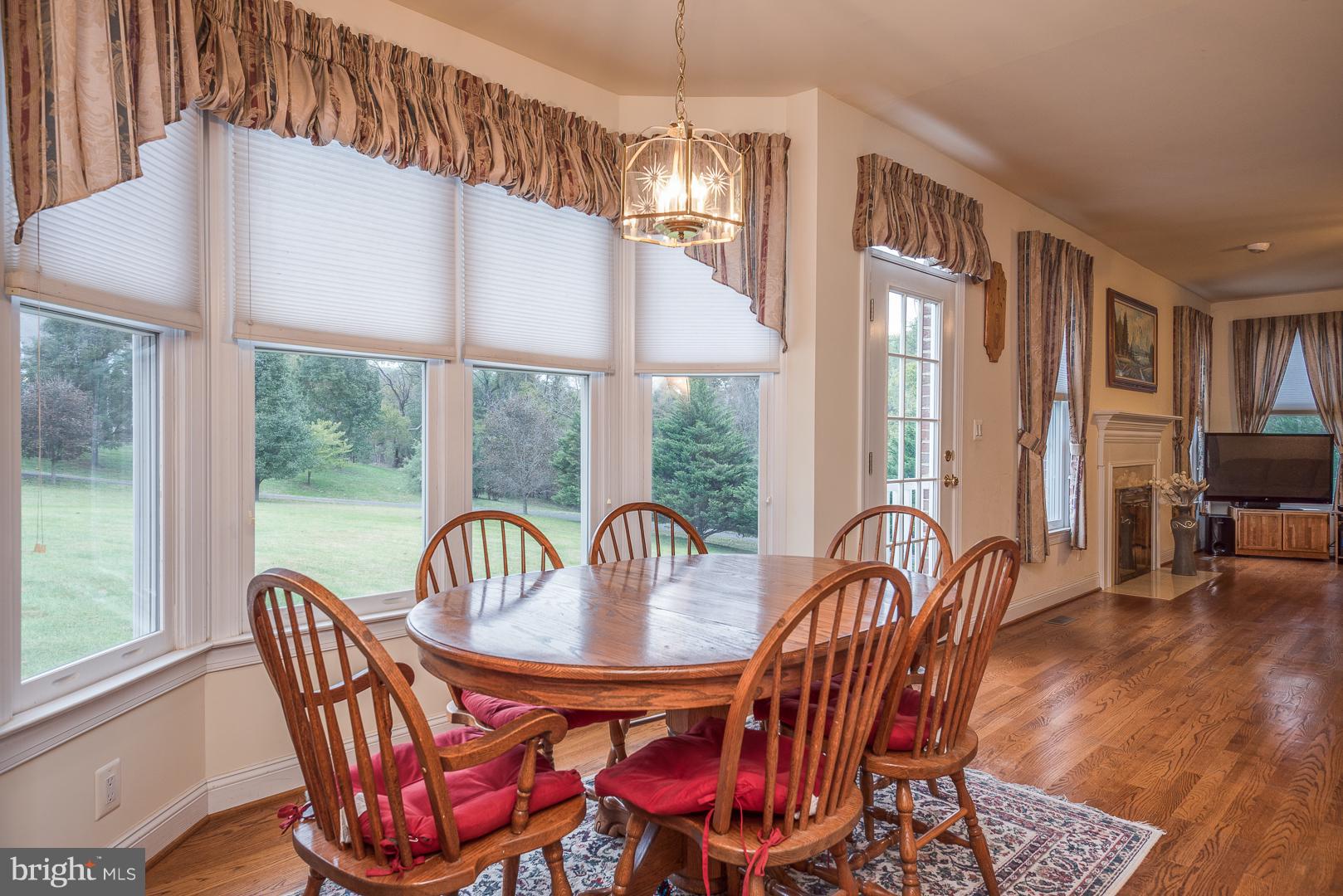 7466 Lower Waterloo Road Warrenton, VA 20186 - Photo 9 of 31 Eat in area with bay window