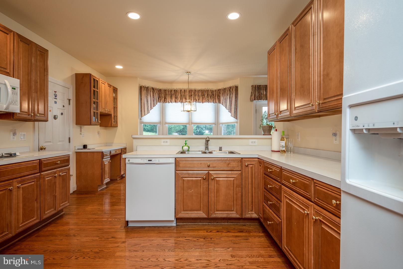 7466 Lower Waterloo Road Warrenton, VA 20186 - Photo 10 of 31 Large kitchen with breakfast bar and cooktop