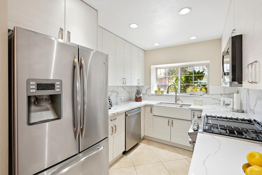 1848 Loreto Glen Escondido, CA 92027 - Photo 20 of 43 a kitchen with a refrigerator sink and stove