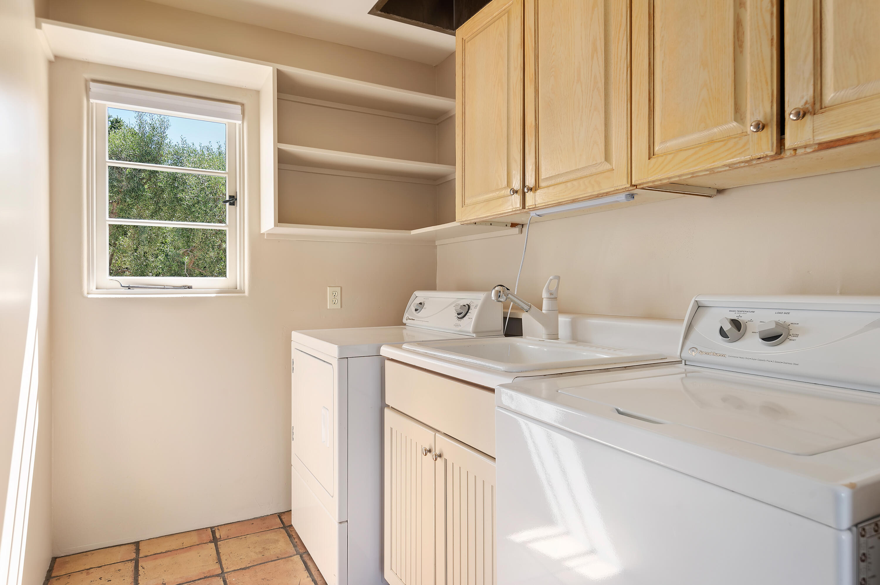 931 Knapp Drive Santa Barbara, CA 93108 - Photo 15 of 40 a utility room with dryer and washer