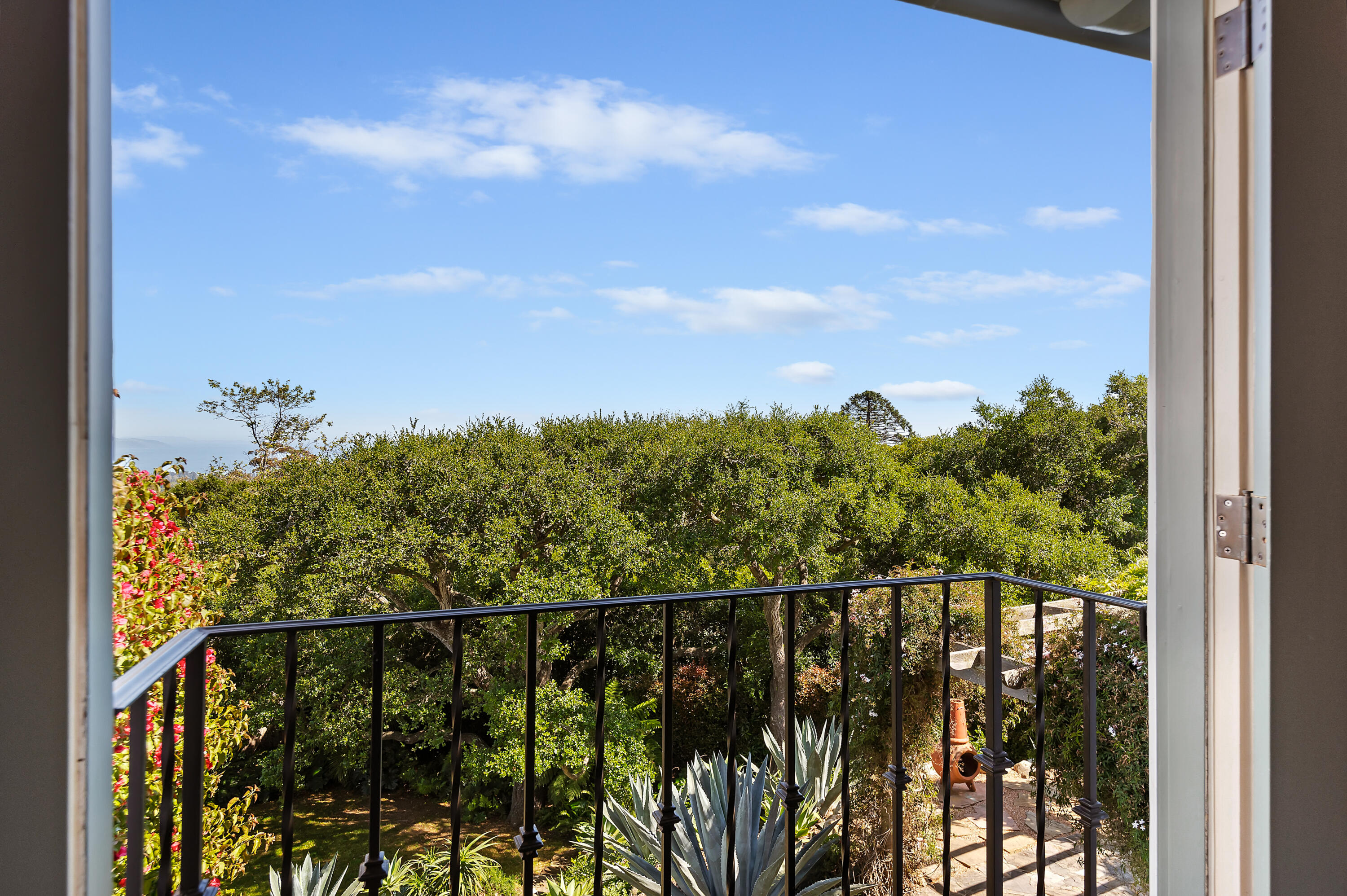 931 Knapp Drive Santa Barbara, CA 93108 - Photo 30 of 40 a view of a balcony with a forest