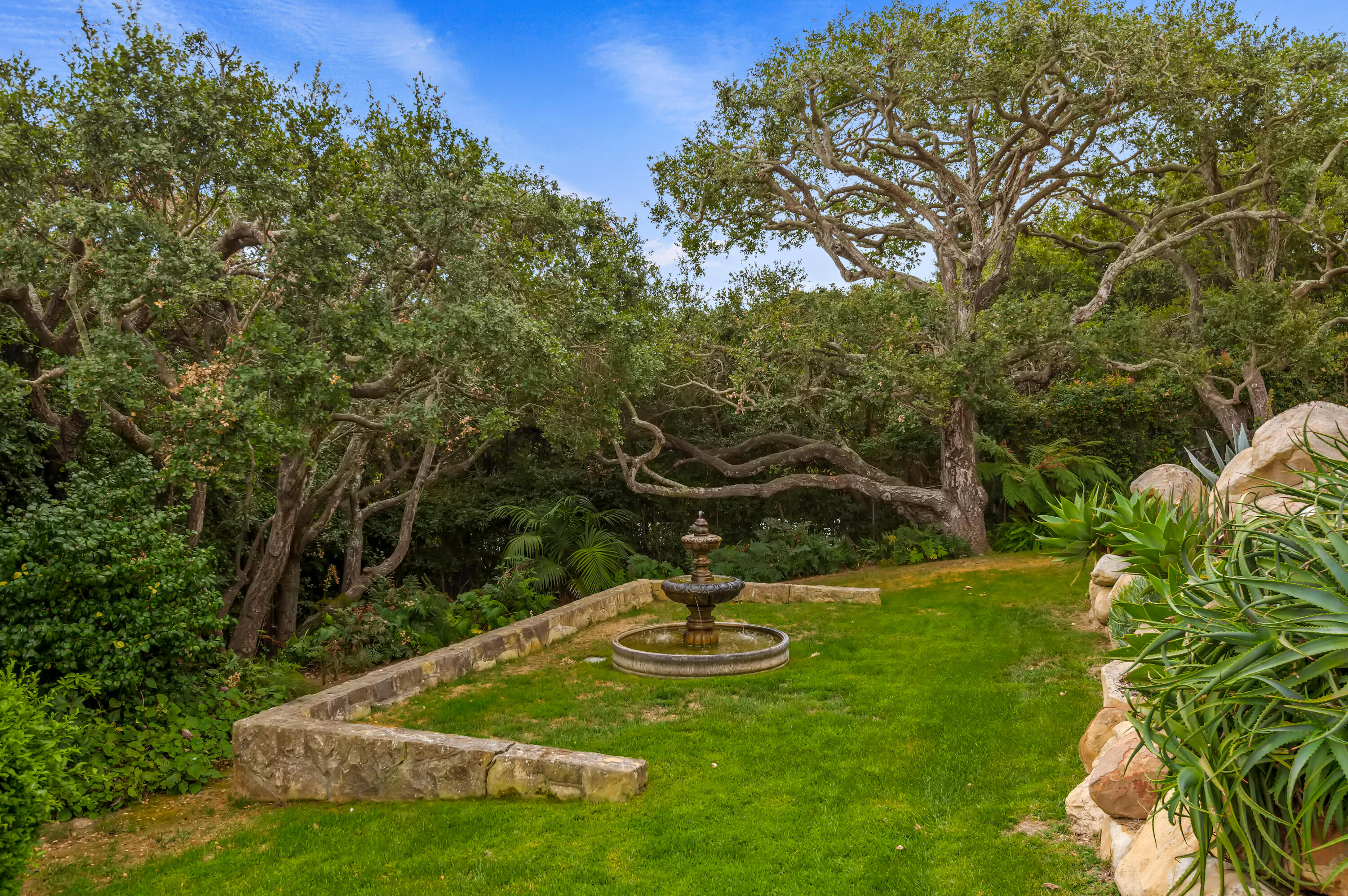 931 Knapp Drive Santa Barbara, CA 93108 - Photo 36 of 40 a view of a backyard with a fountain