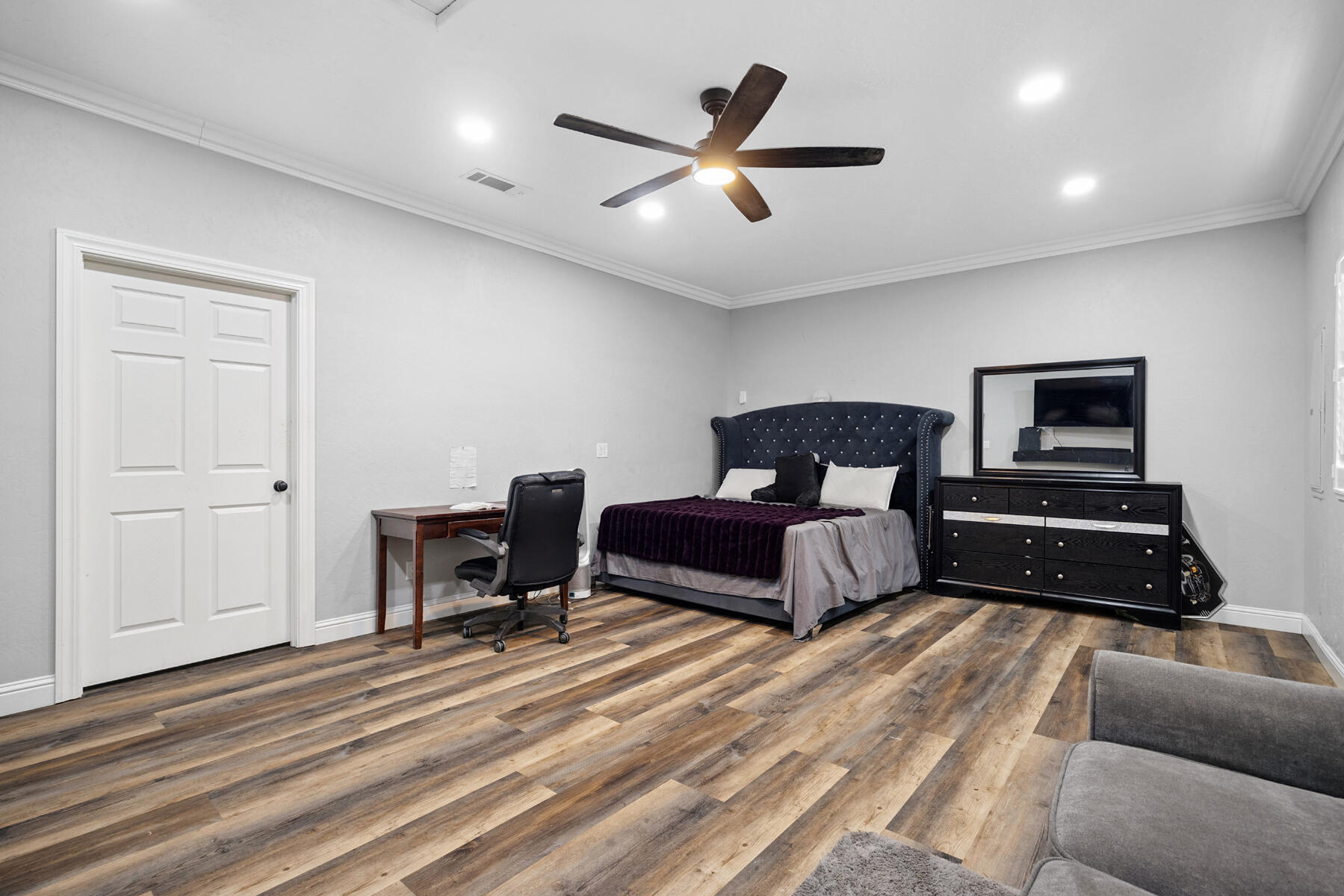21031 Road 256 Strathmore, CA 93267 - Photo 24 of 55 28 - Junior suite or entertainment room