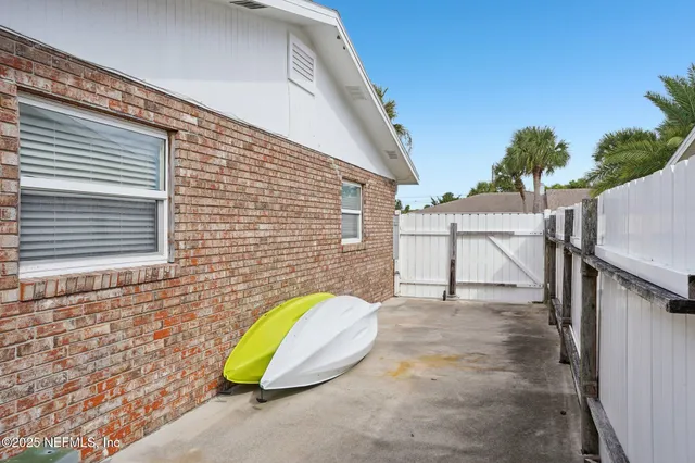 a view of a house with backyard and porch