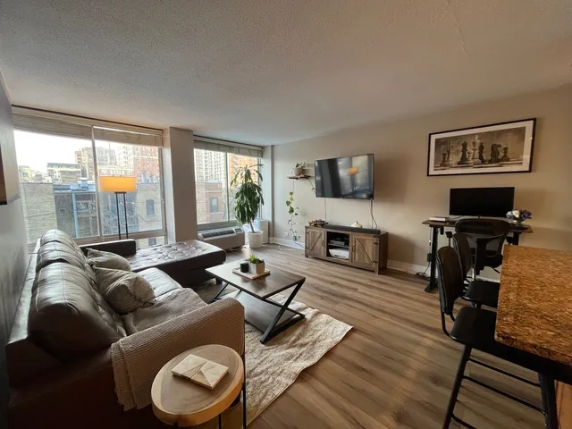 $245,000 | 450 West Briar Place, Unit 4M, Chicago, IL 60657