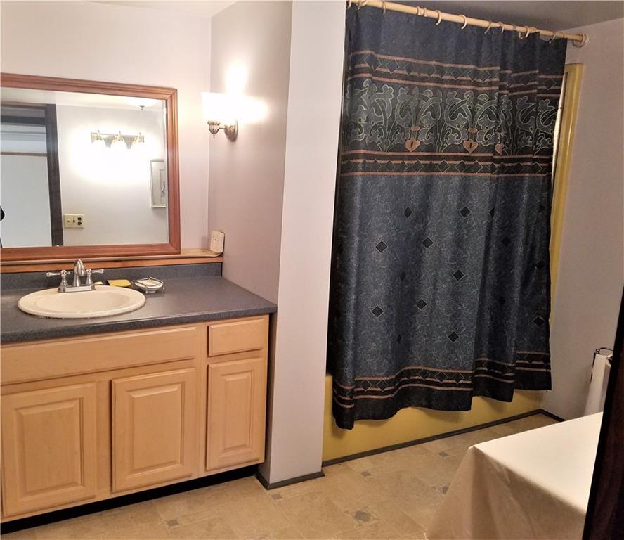 122 Cubbage Lane Butler, PA 16001 - Photo 16 of 25 Main bath on upper level. Very spacious and large counter top.