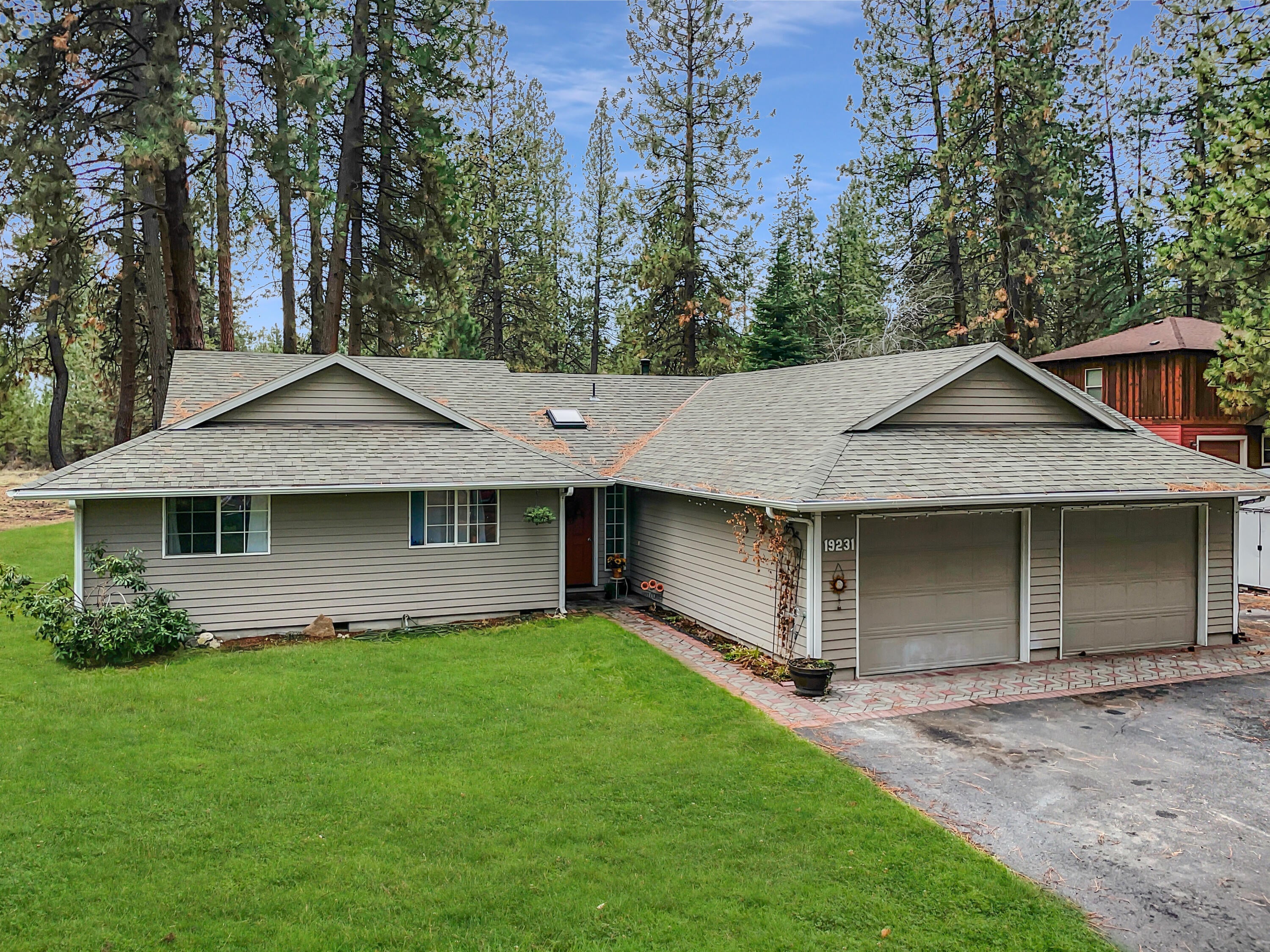 19231 Apache Road Bend, OR 97702 - Photo 5 of 34 Front Left