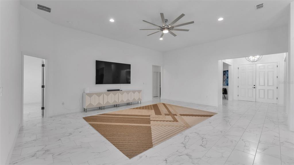 1029 Bergamot Drive Bartow, FL 33830 - Photo 18 of 62 a spacious bathroom with a tub a sink and a mirror