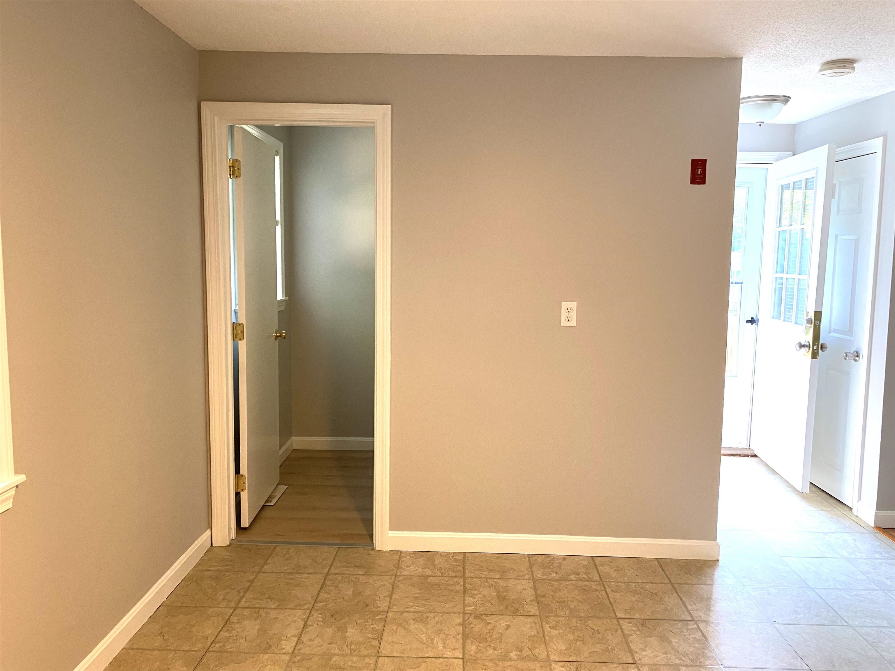 8 Summit Avenue, Unit R Derry, NH 03038 - Photo 14 of 36