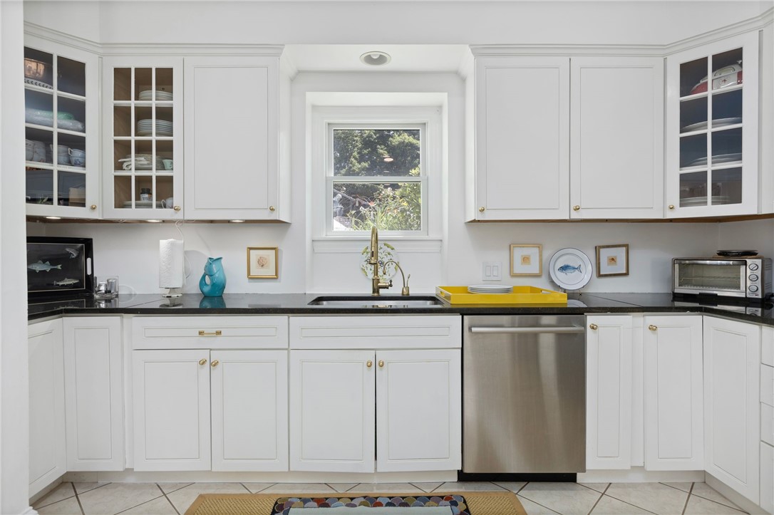 553 Bellevue Avenue, Unit 1 Newport, RI 02840 - Photo 11 of 22