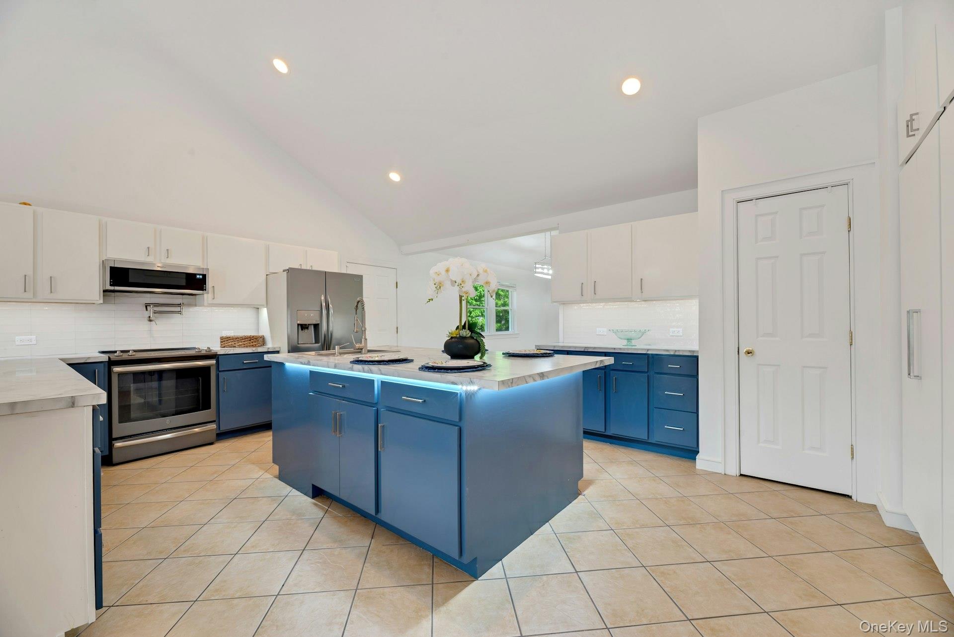 46 Sherwood Road Hampton Bays, NY 11946 - Photo 9 of 38