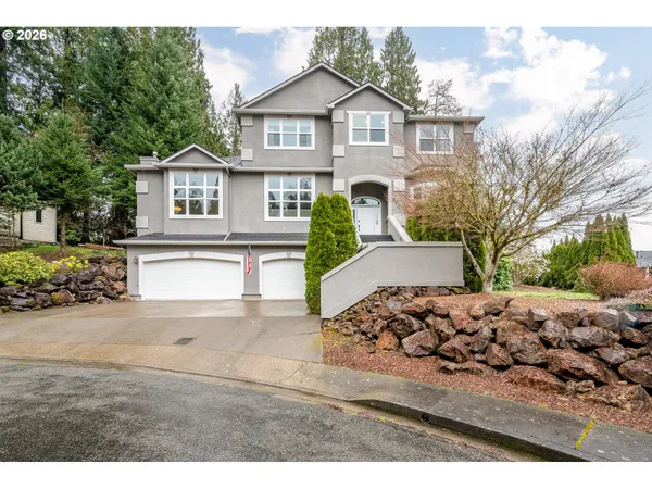 a view of a yard in front of a house