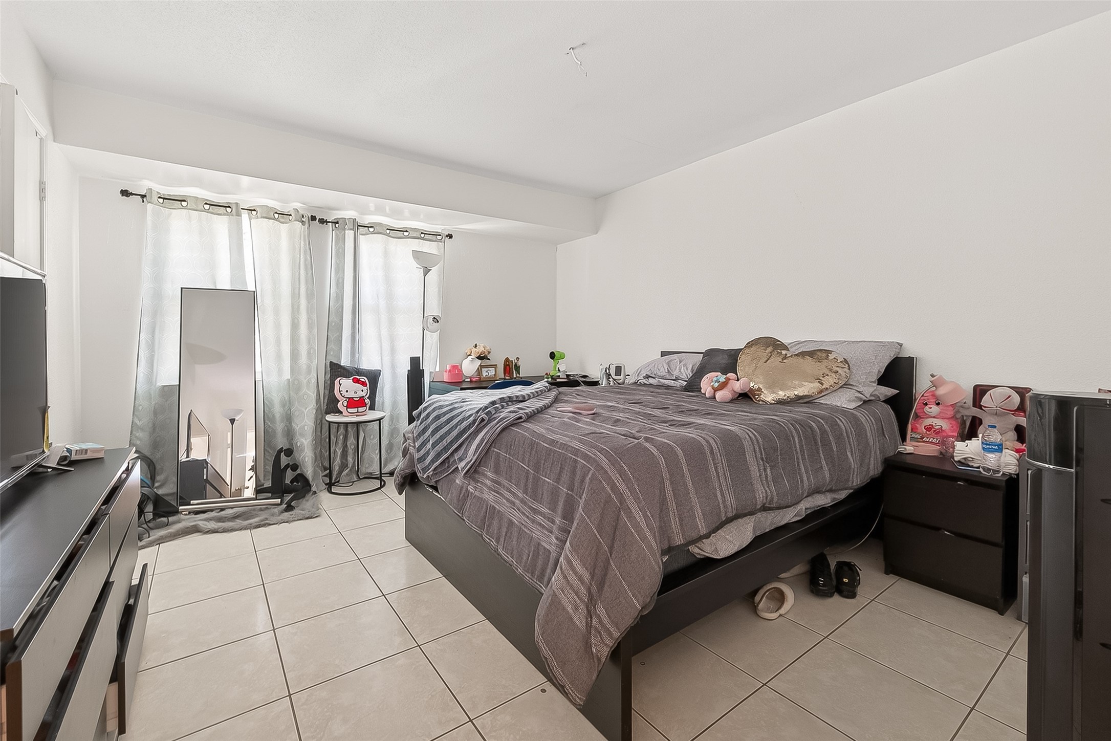 8478 Ariel Street, Unit 61 Houston, TX 77074 - Photo 20 of 27 a bedroom with a bed and a window