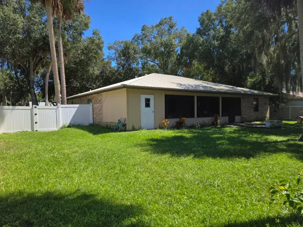 a view of a house with backyard and garden