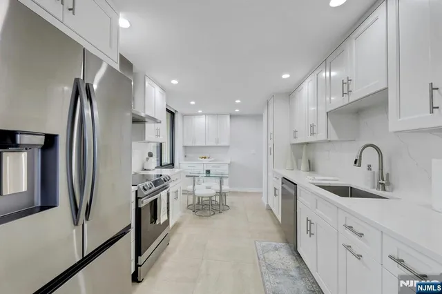 $758,000 | 300 Winston Drive, Unit C0910, Cliffside Park, NJ 07010