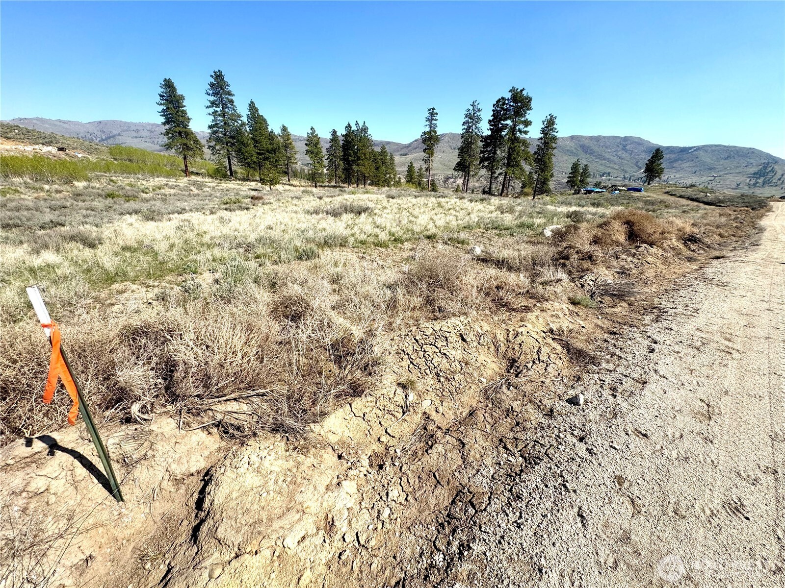 2 Riverbend Overlook Methow, WA 98834 - Photo 15 of 22 a view of a dry yard with wooden fence