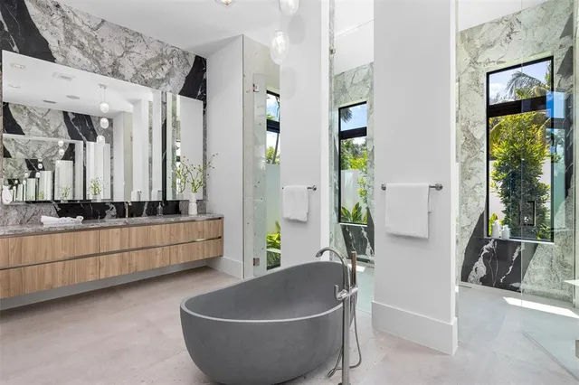 a view of livingroom with entryway