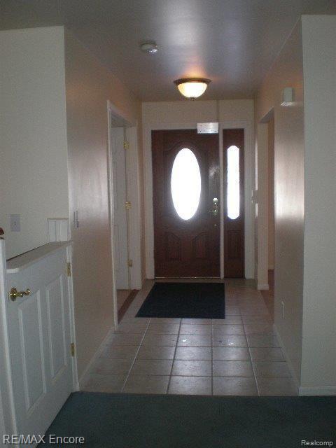 2747 Ray Road Oxford, MI 48370 - Photo 2 of 38 CERAMIC FOYER