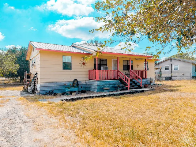a view of a house with a yard