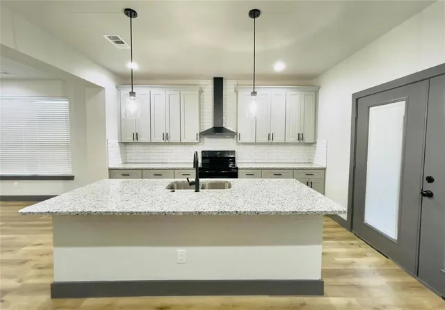 $685,000 | 4717 Calmont Avenue, Fort Worth, TX 76107