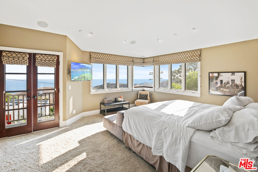 2962 Valmere Drive Malibu, CA 90265 - Photo 23 of 50 a bedroom with a bed and a large window
