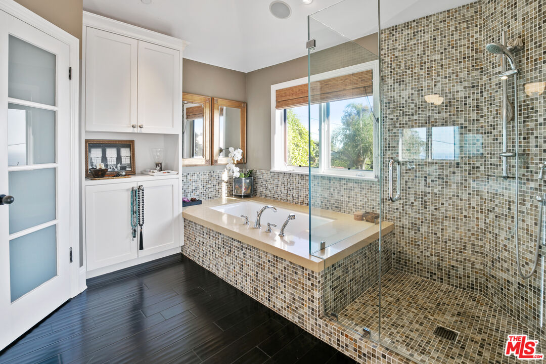 2962 Valmere Drive Malibu, CA 90265 - Photo 26 of 50 a spacious bathroom with sink shower and bathtub