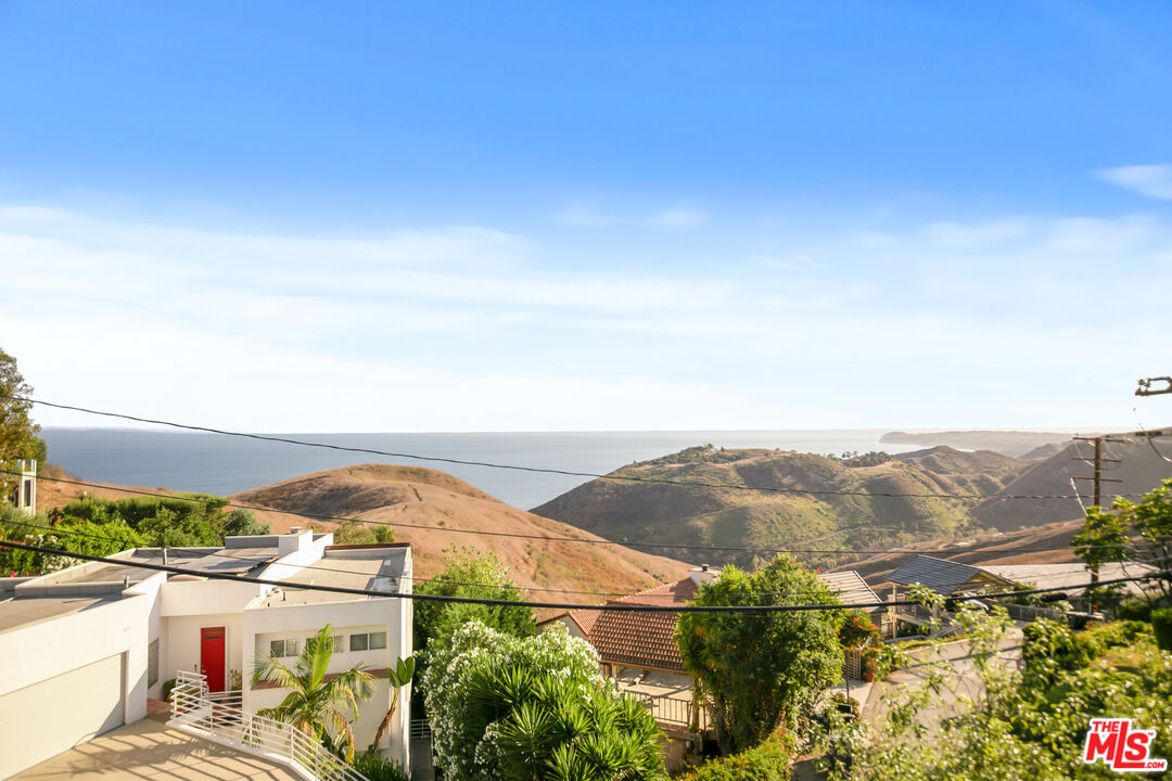 2962 Valmere Drive Malibu, CA 90265 - Photo 31 of 50 an aerial view of multiple house