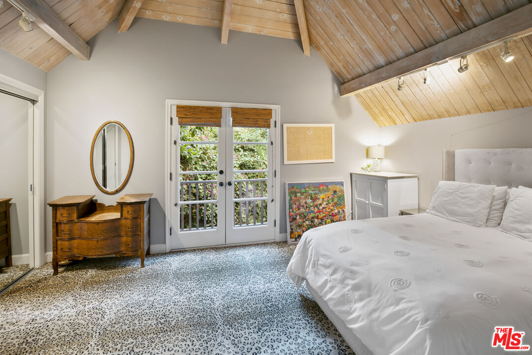 2962 Valmere Drive Malibu, CA 90265 - Photo 38 of 50 a bed sitting in a room next to a window