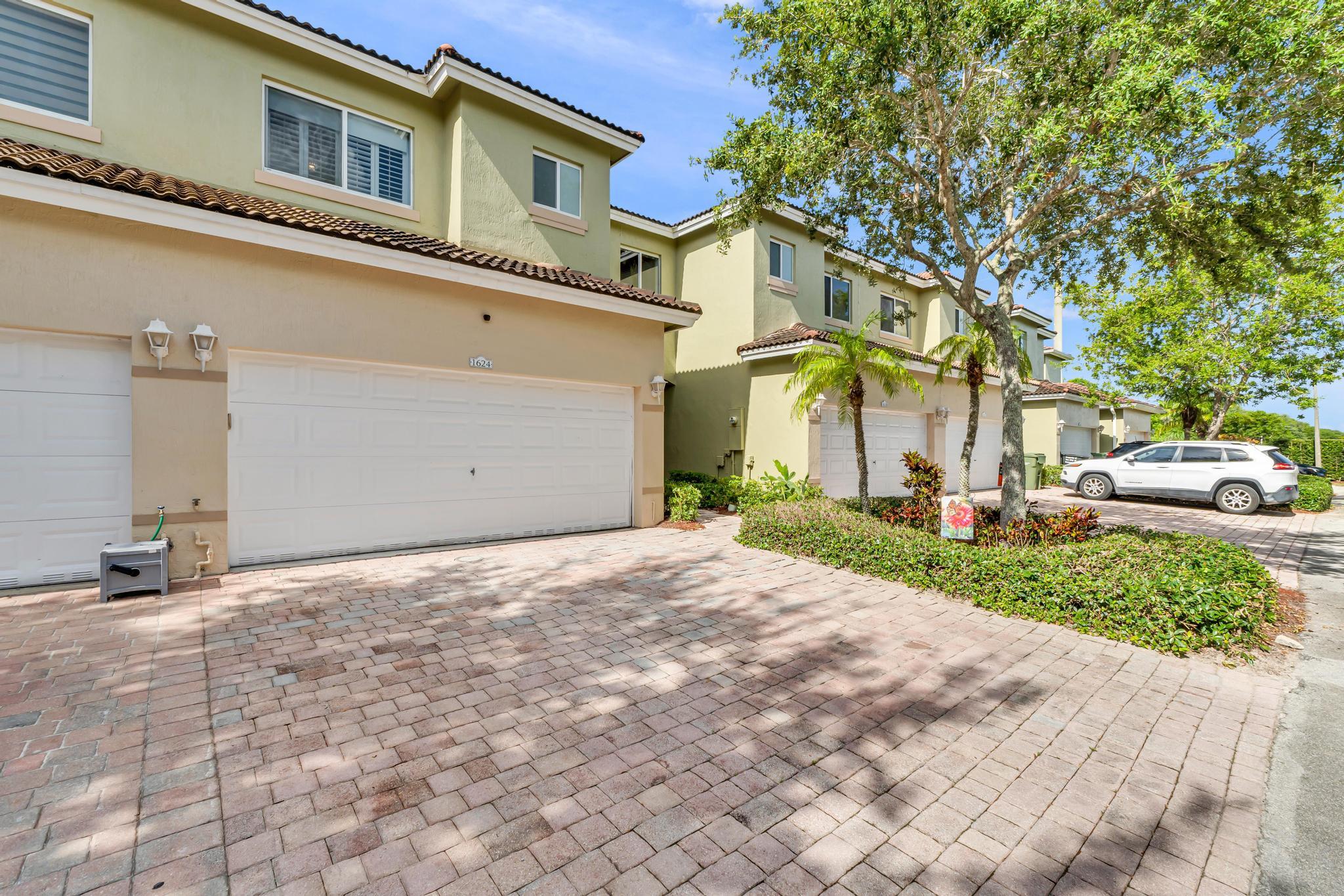 1624 Southeast 24th Court Homestead, FL 33035 - Photo 3 of 58 3