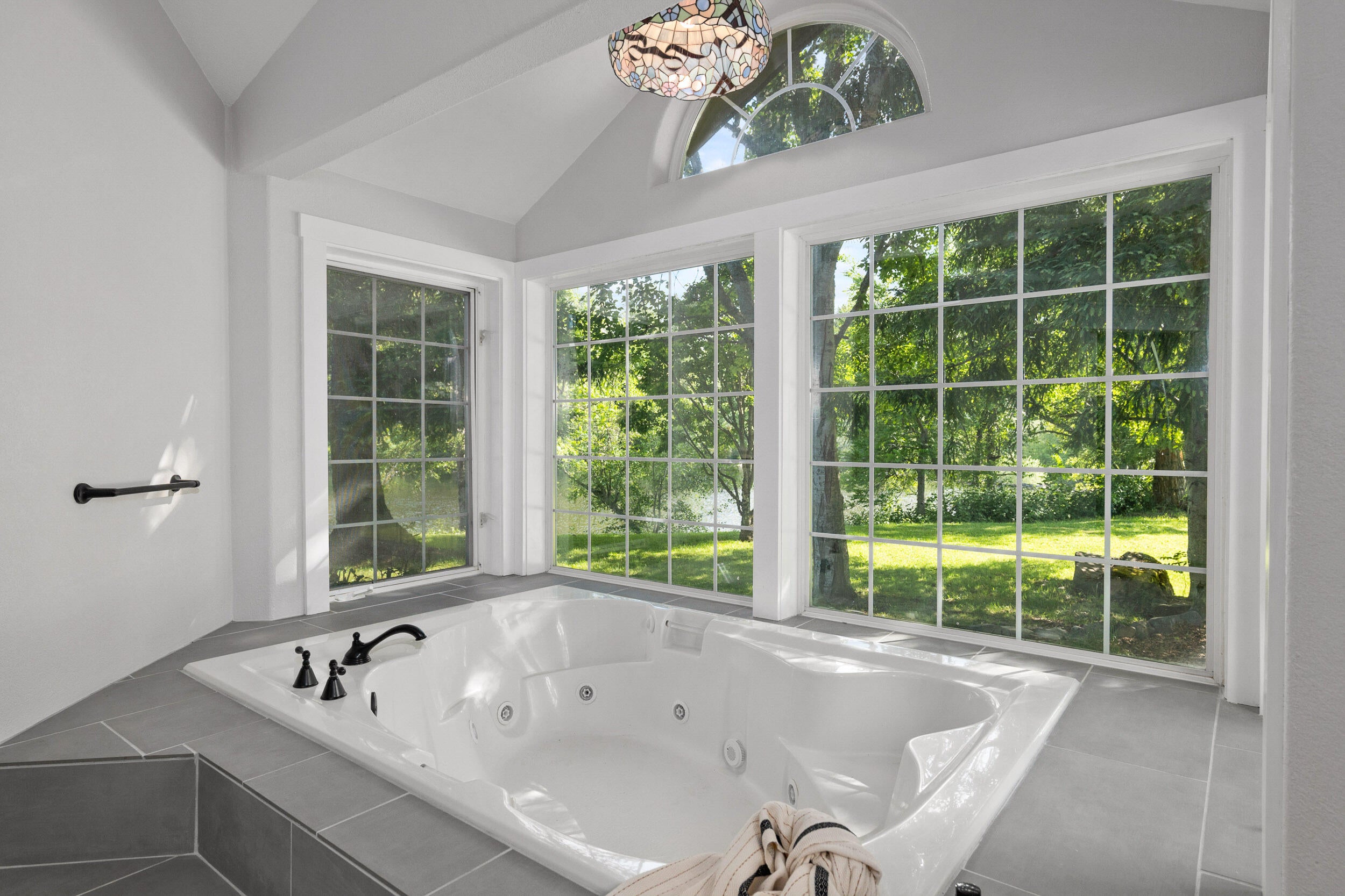 8442 New Hope Road Grants Pass, OR 97527 - Photo 25 of 84 Primary Bath Jetted Tub with View