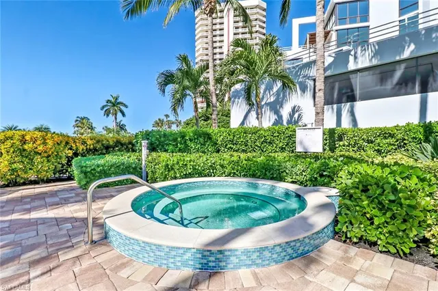 $980,000 | 4751 Gulf Shore Boulevard North, Unit 702, Naples, FL 34103