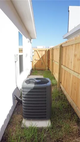 $1,000 | 2918 West Kenwood Street, Unit 4, Edinburg, TX 78541