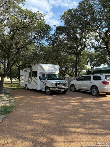 $400 | 8894 Farm To Market Road 1283, Lakehills, TX 78063