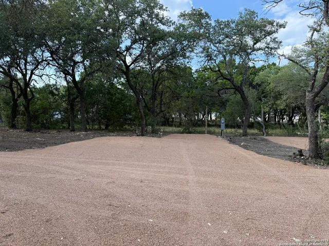 $400 | 8894 Farm To Market Road 1283, Lakehills, TX 78063