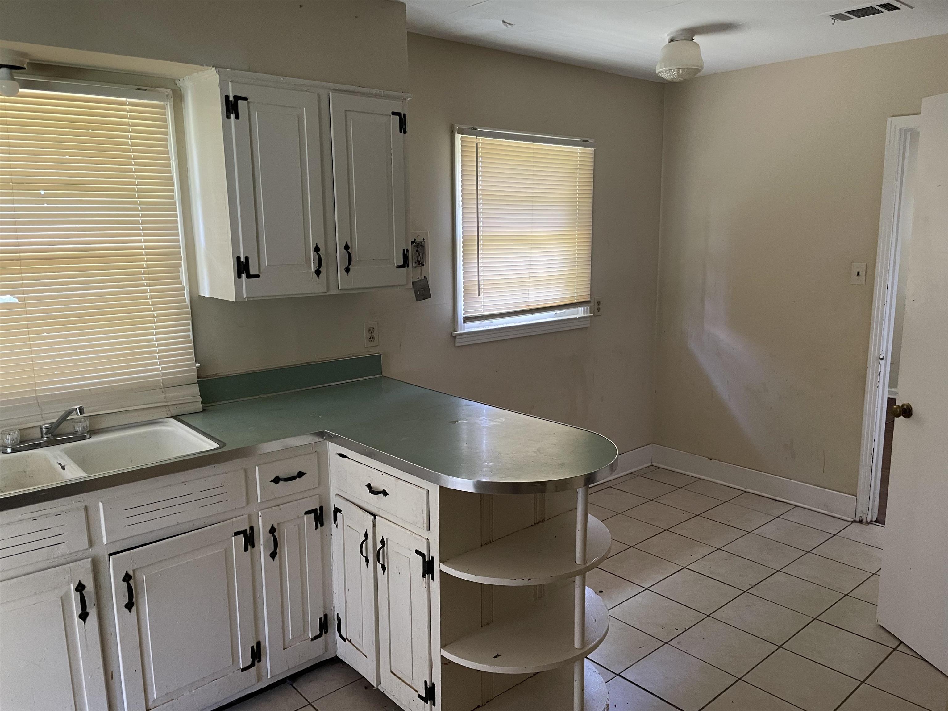 273 Clower Road Memphis, TN 38109 - Photo 5 of 13 a room with washing machine