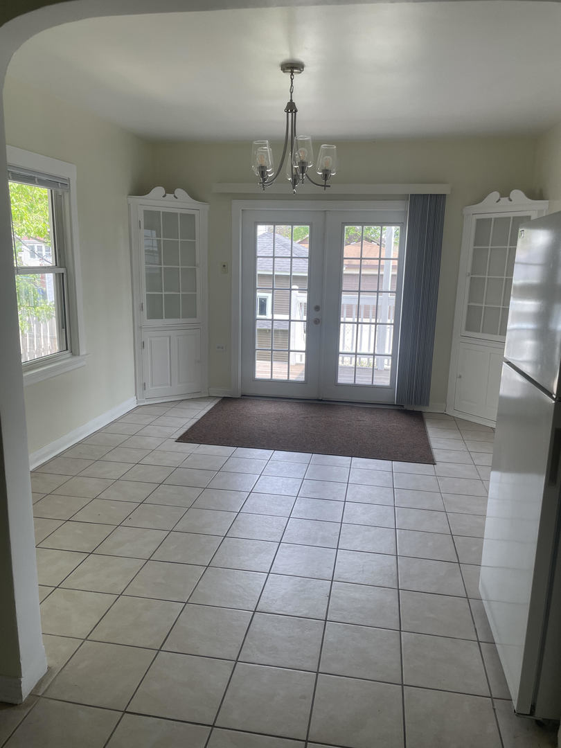 1436 Circle Avenue Forest Park, IL 60130 - Photo 5 of 18 a view of an empty room and window