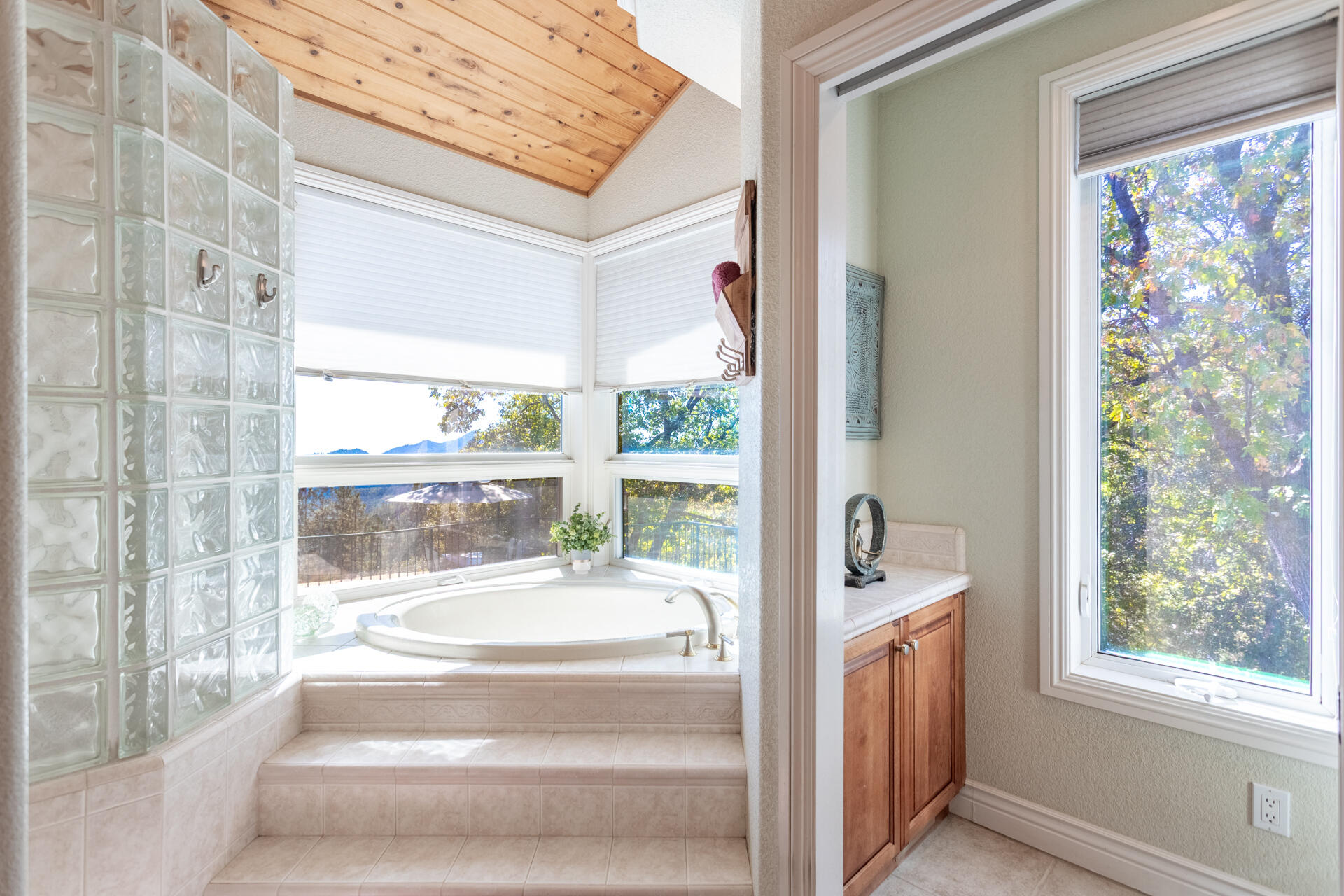 19200 Mountain Maple Road Lakehead, CA 96051 - Photo 16 of 42 Soaking Tub