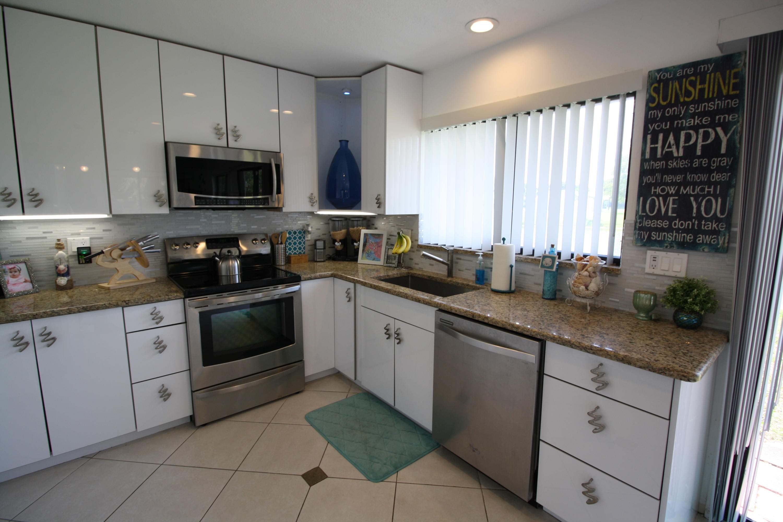 21745 Birch State Park Way Boca Raton, FL 33428 - Photo 4 of 18 3 Kitchen 2