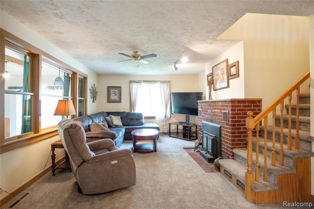 8940 Pettysville Road Pinckney, MI 48169 - Photo 4 of 24