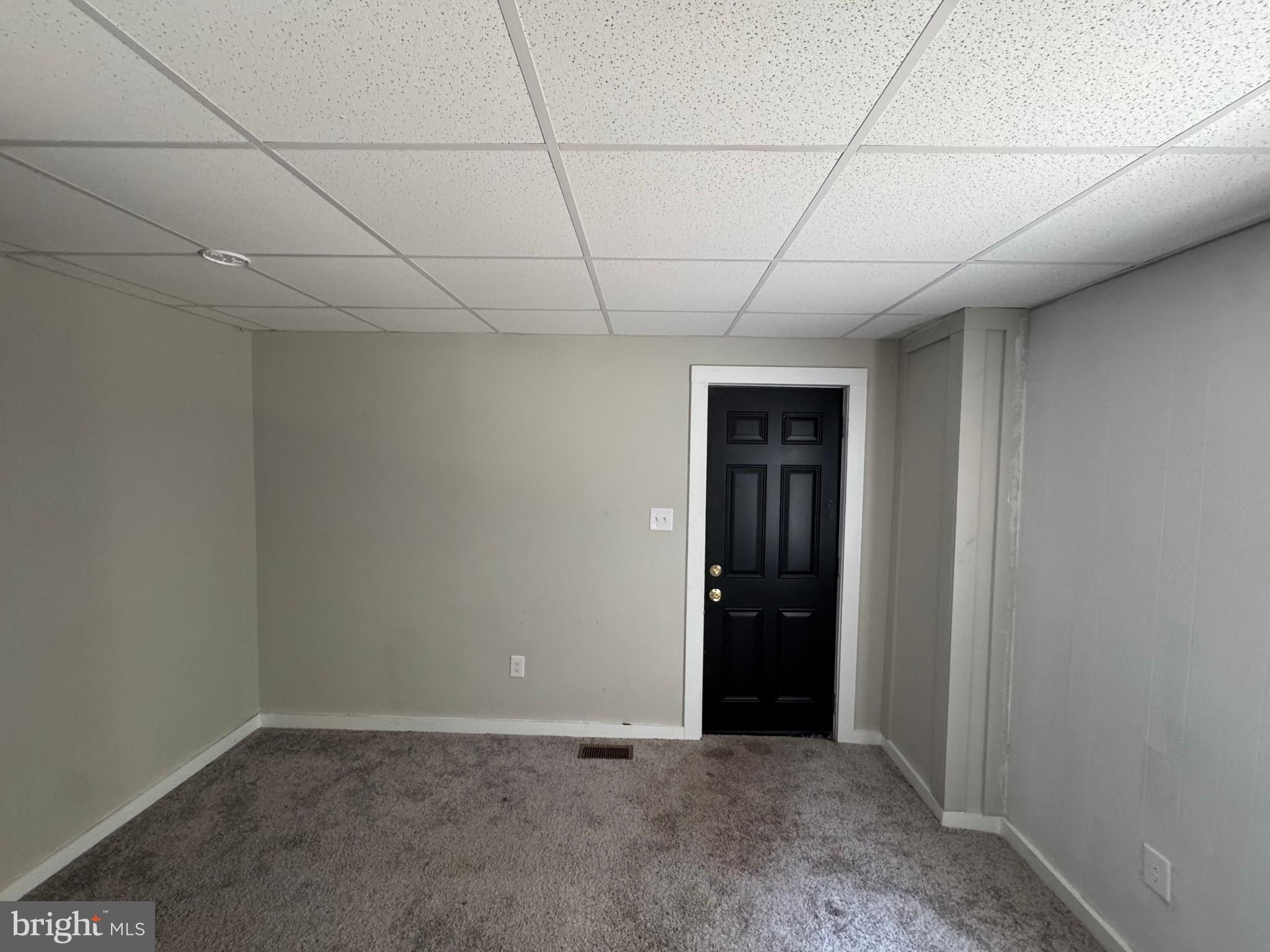 395 Tansboro Road Berlin, NJ 08009 - Photo 4 of 47 a view of a livingroom with an empty space
