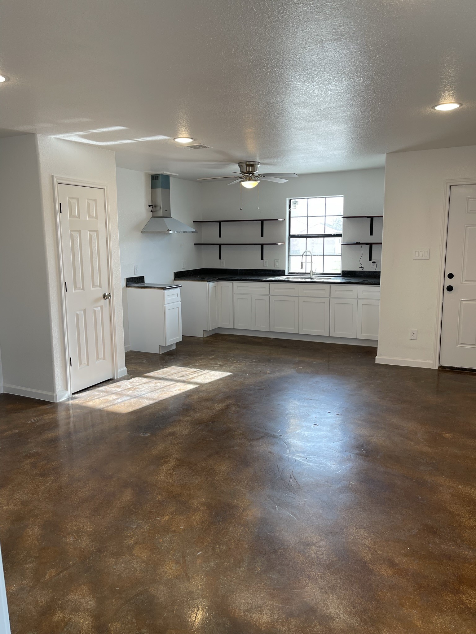 410 Sugar Haven, Unit A Kendleton, TX 77451 - Photo 5 of 13 Family room and kitchen
