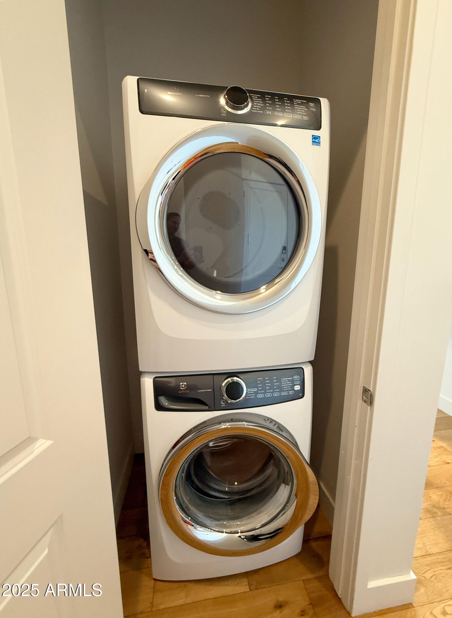 3131 North Central Avenue, Unit 7004 Phoenix, AZ 85012 - Photo 14 of 26 a utility room with dryer and washer